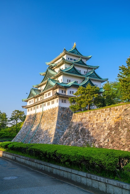 Château de Nagoya et toits de la ville au Japon