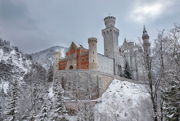 Château de Neauschwanstein depuis le pont Marie en hiver. Allemagne, Bavière..