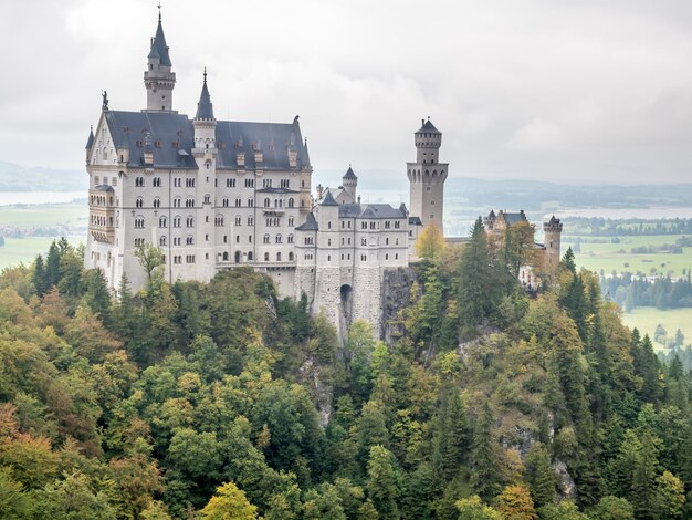 Château de Neuschwanstein sous un ciel nuageux