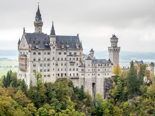 Photo château de neuschwanstein sous un ciel nuageux