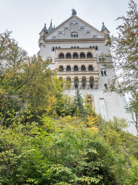 Château de Neuschwanstein sous un ciel nuageux