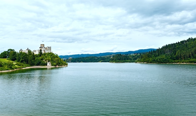 Château de Niedzica (ou Château de Dunajec) vue nuageuse d'été (Pologne). Construit entre les années 1320 et 1326.