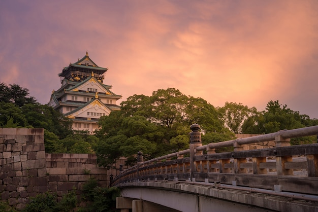Château d&#39;Osaka avec coucher de soleil