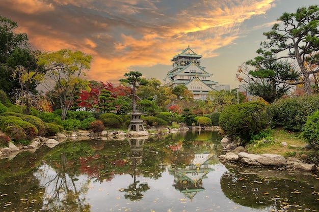 Le château d'Osaka en saison de feuillage d'automne est un célèbre château japonais et populaire pour les attractions touristiques d'Osaka Kansai au Japon