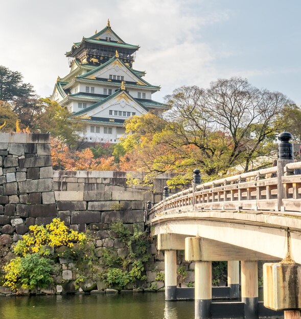 Château d'Osaka sous un ciel bleu nuageux en automne du Japon point de repère de la ville d'Osaka