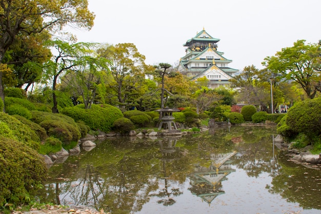 Le château d&#39;Osaka en tant que monument historique célèbre de la ville. Japon.