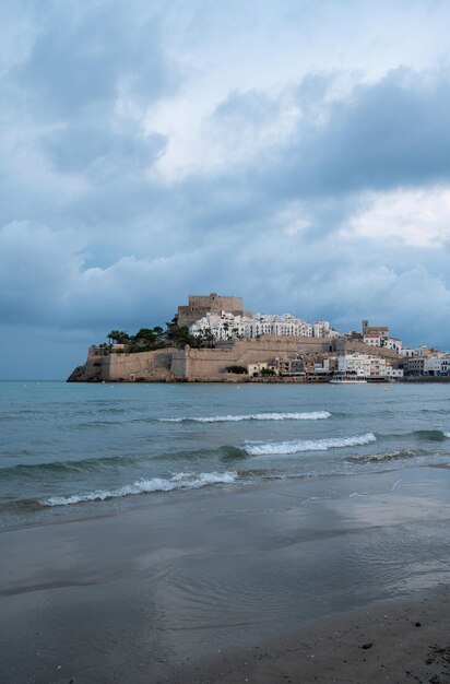 Le château de Peniscola par une journée nuageuse