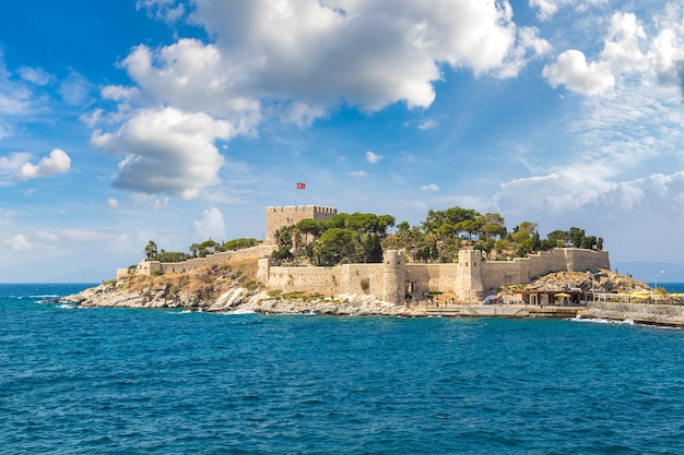 Château de pirate sur l'île aux pigeons à Kusadasi en Turquie