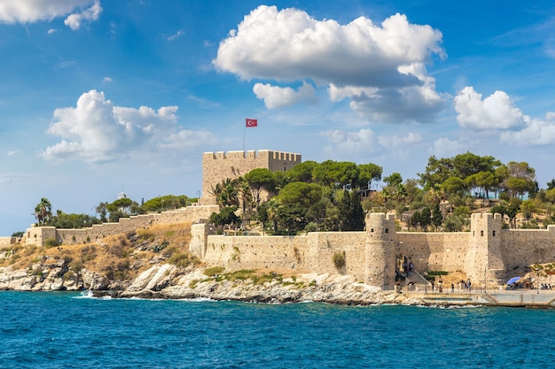 Château de pirates sur l'île aux pigeons à Kusadasi