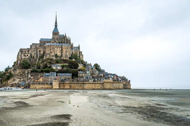 Photo un château sur la plage contre le ciel