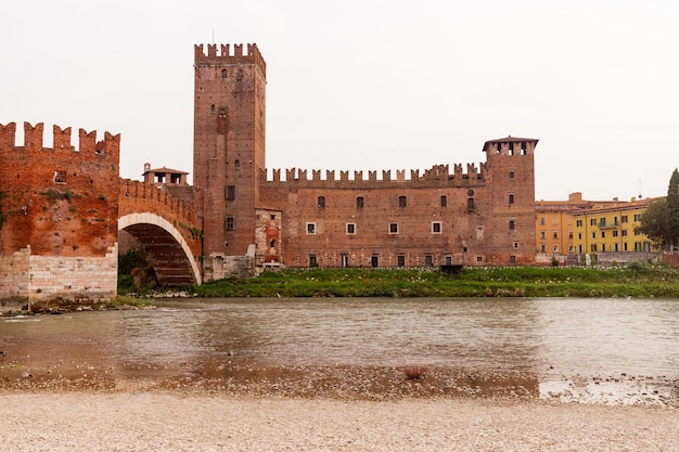 Un château avec un pont sur la rivière