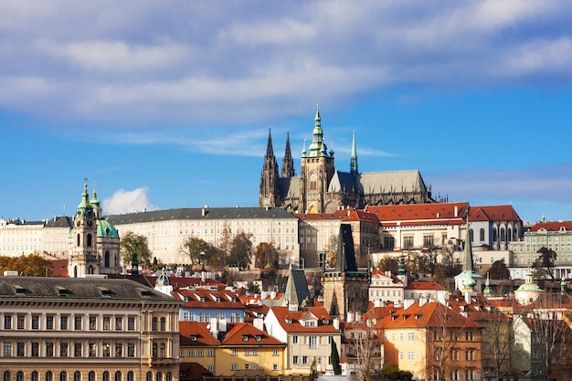 Photo le château de prague et la cathédrale saint vitus à la journée ensoleillée, république tchèque