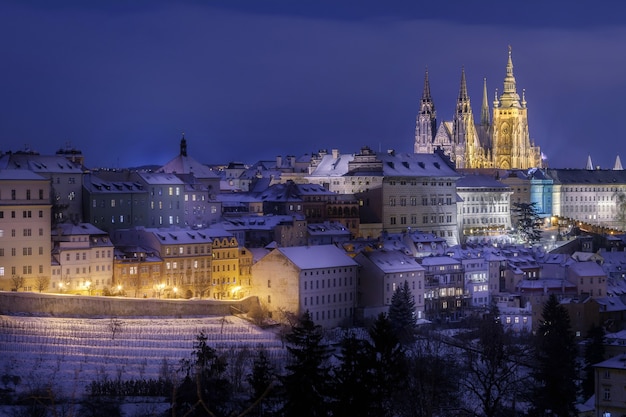 Photo château de prague dans le quartier de hradcany la nuit en hiver couvert de sno