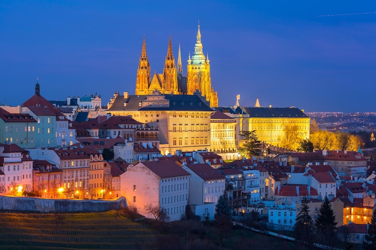 Photo château de prague hradcany et petit quartier de la vieille ville la nuit de la république tchèque de prague