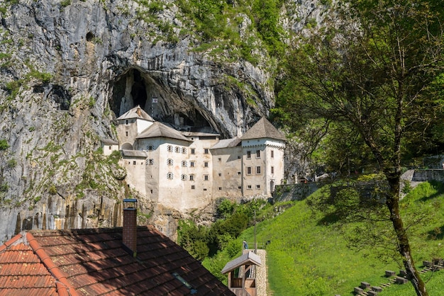 Château de Predjama construit dans une grotte en Slovénie