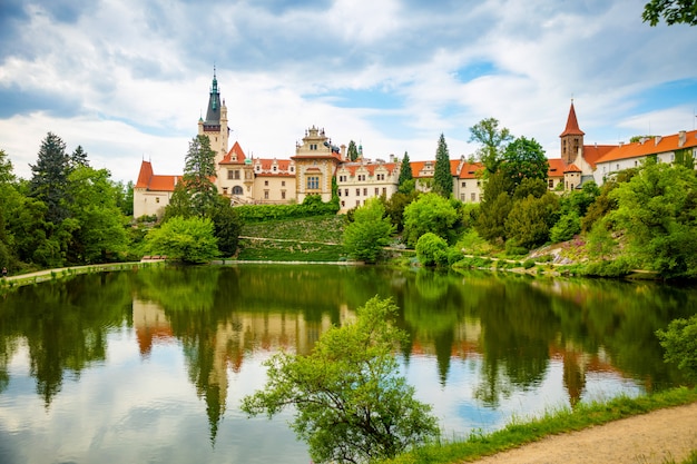 Photo château avec reflet dans l'étang au printemps à pruhonice, république tchèque