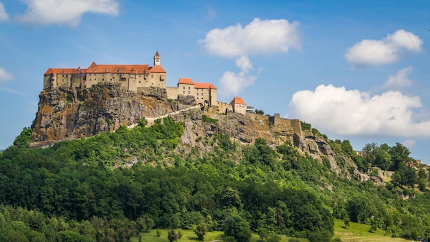 Le château de Riegersburg entouré d'un magnifique paysage