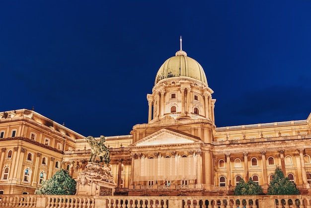 Château Royal de Budapest la nuit. Hongrie.