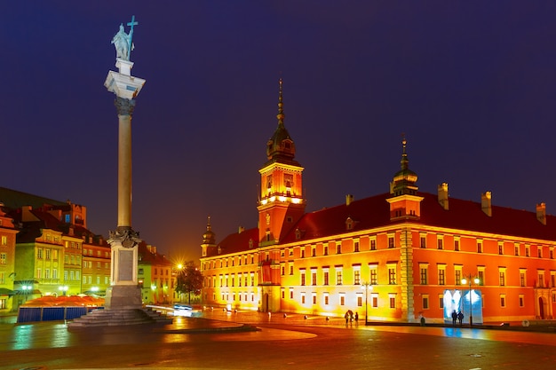 Château royal et colonne de Sigismond à la place du château illuminée dans la vieille ville de Varsovie la nuit pluvieuse, Pologne.