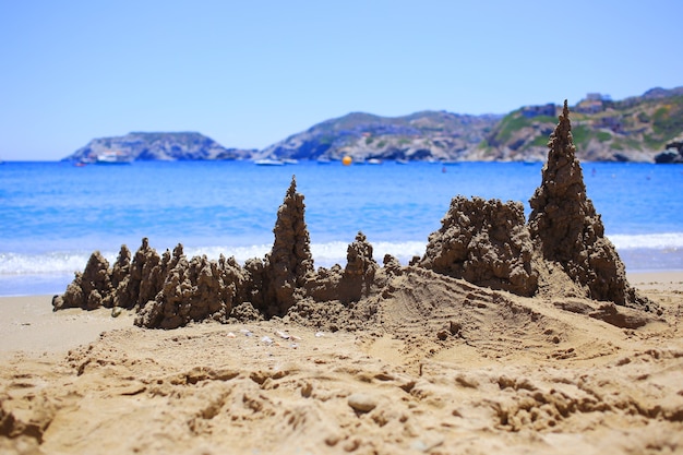 Château de sable au bord de la mer