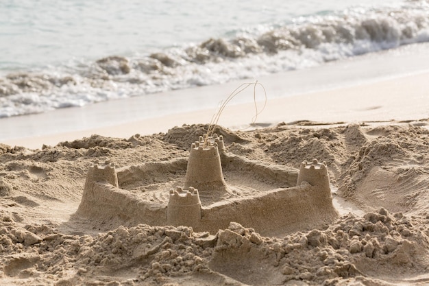 Château de sable de Childs sur la plage au bord de l'océan
