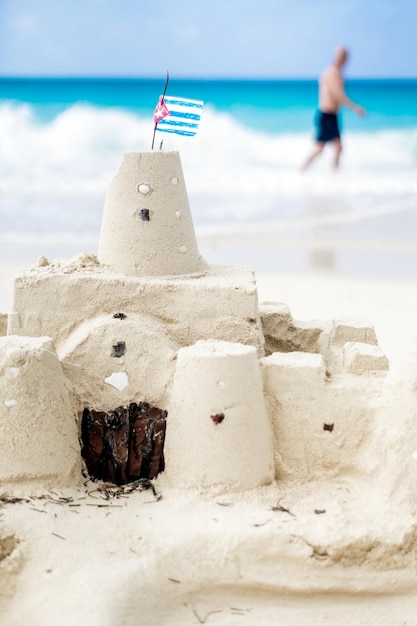 Château de sable cubain avec le drapeau du pays à Cuba