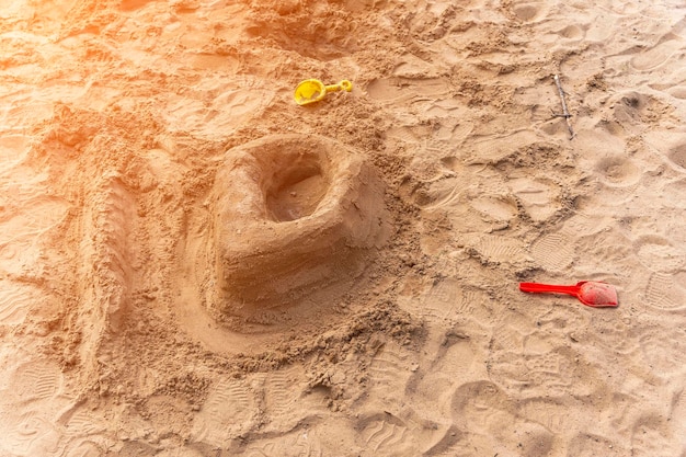 Château de sable sur la plage un château construit par un enfant en sable brut