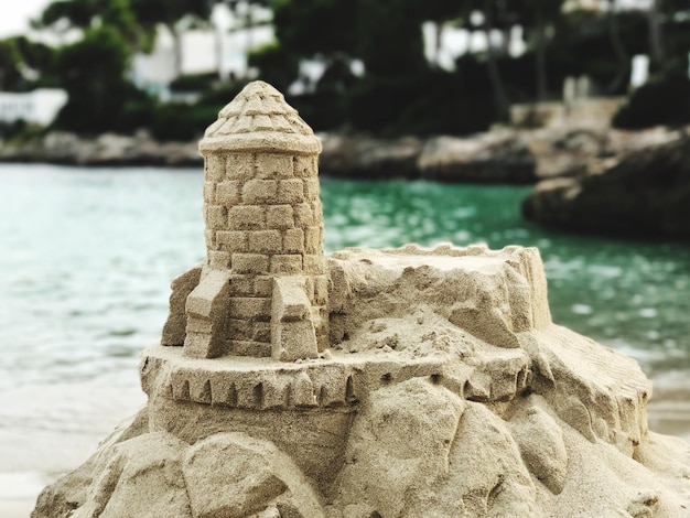 Château de sable sur le rivage à la plage