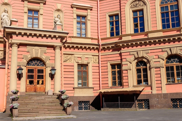 Le château Saint-Michel, également appelé château Mikhailovsky ou château des ingénieurs, est une ancienne résidence royale de l'empereur Paul Ier dans le centre historique de Saint-Pétersbourg Russie