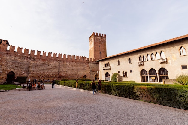 Le château de san gimignano est entouré d'une cour.