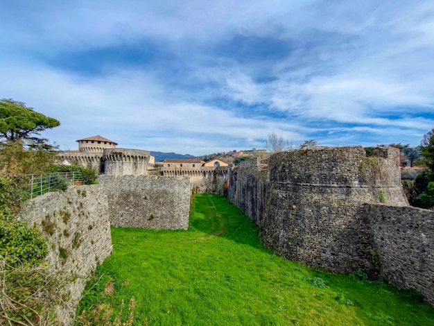Le château de Sarzana, la forteresse, le mur de pierre.