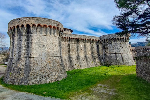 Le château de Sarzana, la forteresse, le mur de pierre.