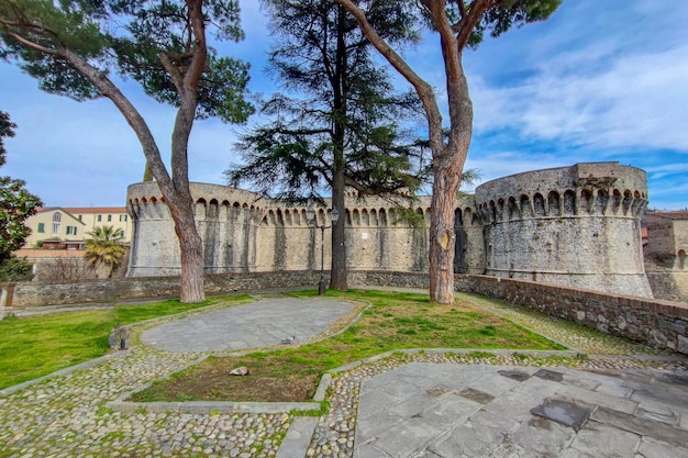 Le château de Sarzana, la forteresse, le mur de pierre.