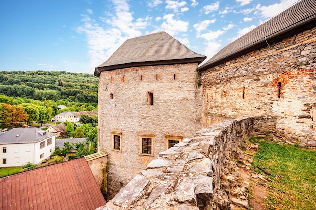 Château Sovinec Eulenburg robuste forteresse médiévale l'une des plus grandes de Moravie République tchèque paysage avec château médiéval sur une colline rocheuse au-dessus d'une vallée forestière
