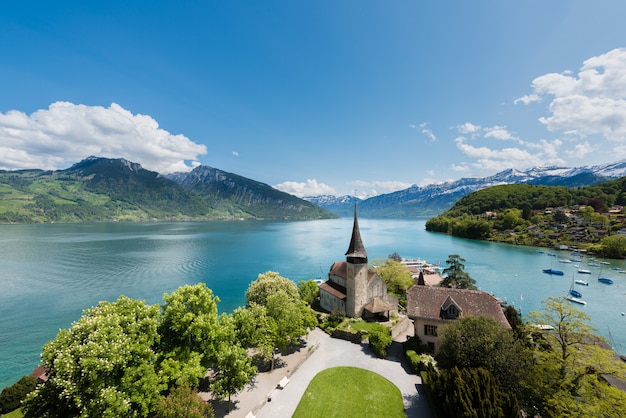 Château de Spiez avec voilier sur le lac de Thoune à Berne, en Suisse.