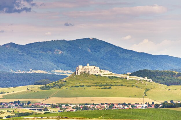 Photo le château de spiss, la ruine médiévale, le patrimoine de l'unesco, la slovaquie, l'europe, le paysage d'été, les champs verts, les prairies, les collines des tatras, les voyages en vacances.