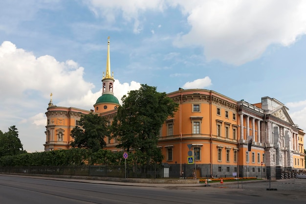 Le château St Michaels une ancienne résidence royale dans le centre historique de saint-pétersbourg en russie