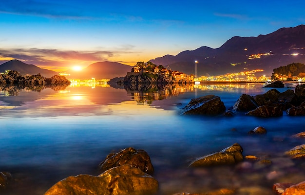 Château Sveti Stefan sur une île de la mer au coucher du soleil