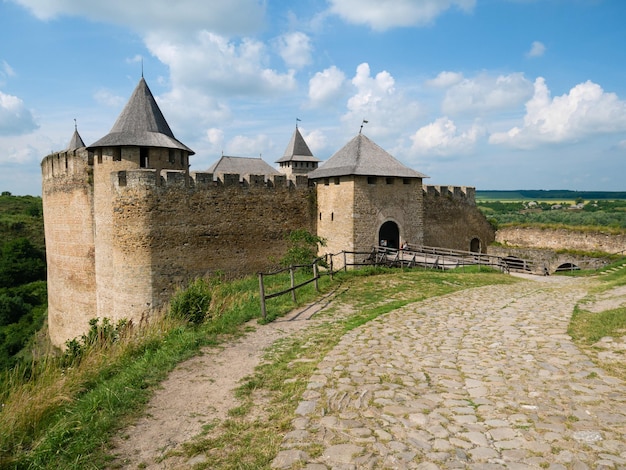 Un château avec un toit en bois et une petite porte en bois