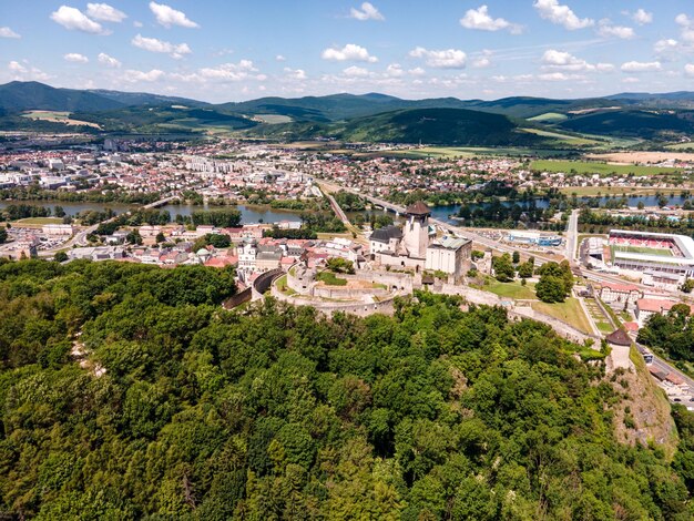 Le château de Trencin est un château au-dessus de la ville de Trencin dans l'ouest de la Slovaquie