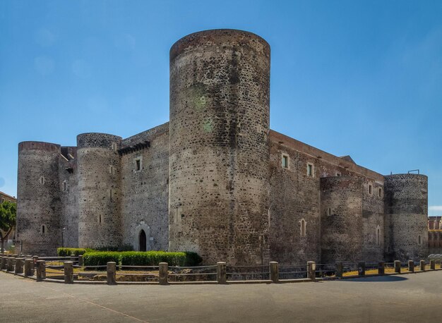 Photo le château d'ursino ou le château de svevo de catane catania sicile italie