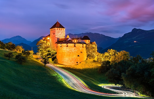 Château de Vaduz avec une route sinueuse au Liechtenstein la nuit