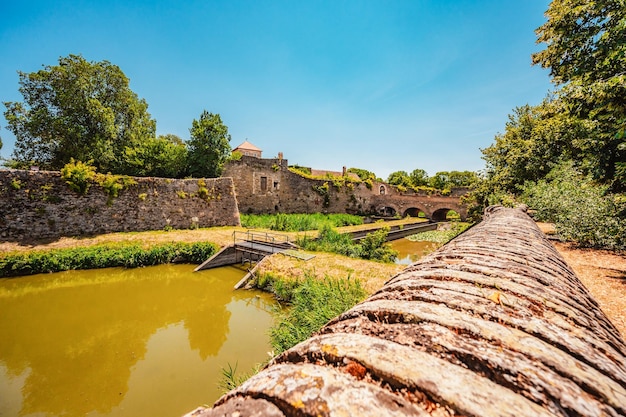 Château de la ville de Tata en Hongrie Incroyable fort aquatique à côté du vieux lac Construit au XIIIe siècle près du château d'Esterhazy