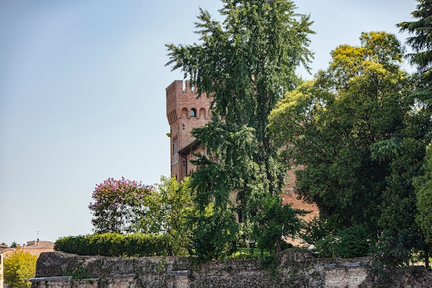 Château de la ville de Trévise en Italie filtré par les arbres qui l'entourent