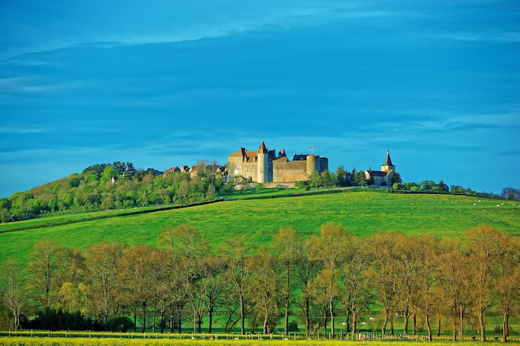 Photo chateauneuf fort et la vallée du canal de bourgogne dans le département de la côte d'or en bourgogne région franche comté, france
