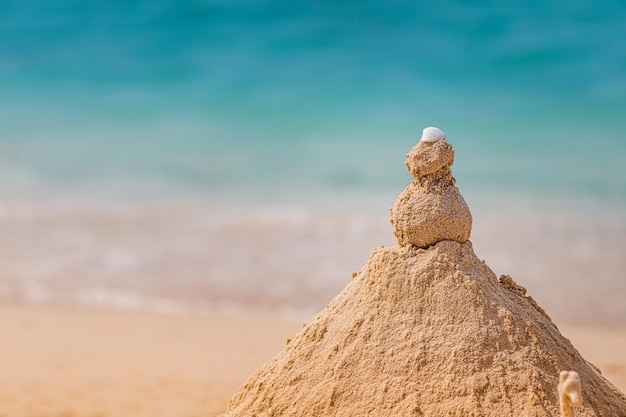 châteaux de sable sur la plage comme symbole de vacances avec des enfants à la mer