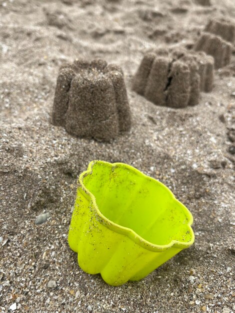 Photo châteaux de sable sur la plage réalisés par un enfant