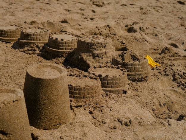 Châteaux de sable sur la plage
