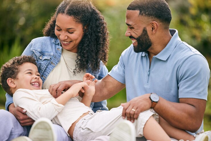 Photo chatouiller se détendre et être heureux avec la famille dans le jardin pour des liens ludiques et de l'amour