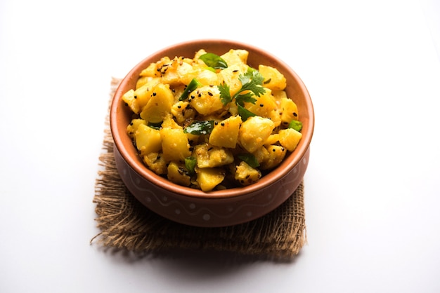Chatpate Masala Aloo Sabzi Fry OU Pommes de terre Bombay servies dans un bol, mise au point sélective